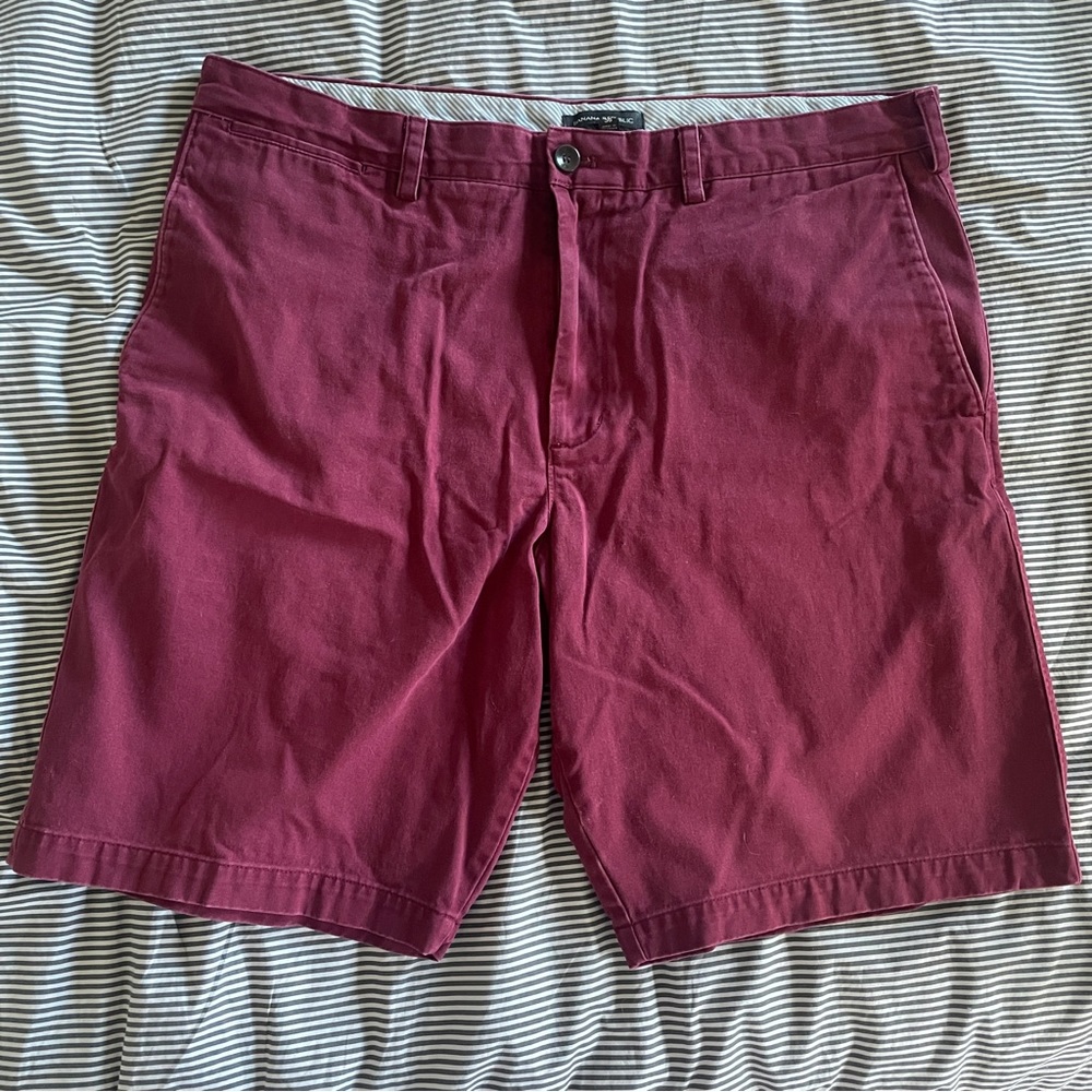 Men’s Banana Republic faded burgundy shorts